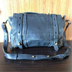 OLIVIA HARRIS LEATHER MESSENGER BAG - IN GOOD CONDITION